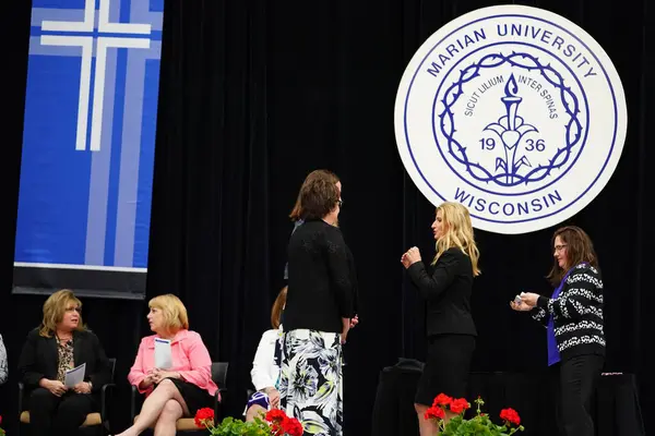  Wisconsin ABD - Wisconsin 'deki Marian Üniversitesi' nde mezuniyet kutlaması, tutkuları eyleme dönüştürme ve ilham verme amaçlı bir eğitim sunan özel bir Katolik Üniversitesi 'dir.