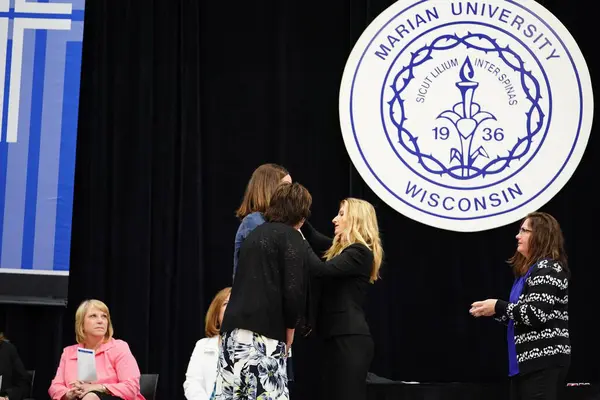  Wisconsin ABD - Wisconsin 'deki Marian Üniversitesi' nde mezuniyet kutlaması, tutkuları eyleme dönüştürme ve ilham verme amaçlı bir eğitim sunan özel bir Katolik Üniversitesi 'dir.