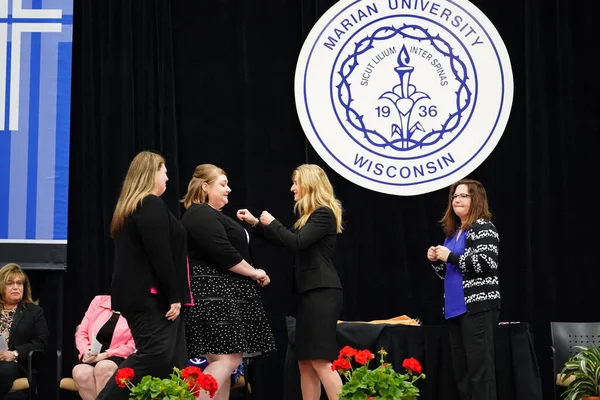  Wisconsin ABD - Wisconsin 'deki Marian Üniversitesi' nde mezuniyet kutlaması, tutkuları eyleme dönüştürme ve ilham verme amaçlı bir eğitim sunan özel bir Katolik Üniversitesi 'dir.