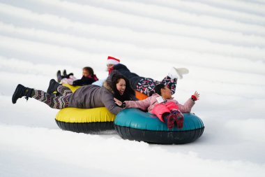 Kewaskum, Wisconsin / ABD - 24 Aralık 2019: Birçok aile ferdi Noel 'den bir gün önce Noel Slalom etkinliği için Sunburst Kış Spor Parkı' na kar borusu dökerek eğlenmeye geldi..  