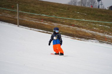 Kewaskum, Wisconsin / ABD - 24 Aralık 2019: Topluluk üyeleri Noel 'den bir gün önce Noel Slalom etkinliği için Sunburst Kış Spor Parkı' nda snowboard yaparken eğlenmek için dışarı çıktılar. 