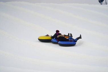 Kewaskum, Wisconsin / ABD - 24 Aralık 2019: Birçok aile ferdi Noel 'den bir gün önce Noel Slalom etkinliği için Sunburst Kış Spor Parkı' na kar borusu dökerek eğlenmeye geldi..  
