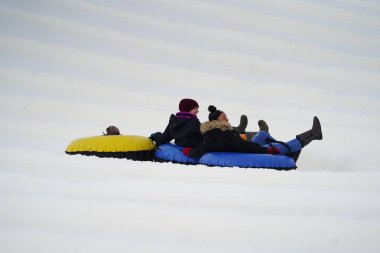 Kewaskum, Wisconsin / ABD - 24 Aralık 2019: Birçok aile ferdi Noel 'den bir gün önce Noel Slalom etkinliği için Sunburst Kış Spor Parkı' na kar borusu dökerek eğlenmeye geldi..  