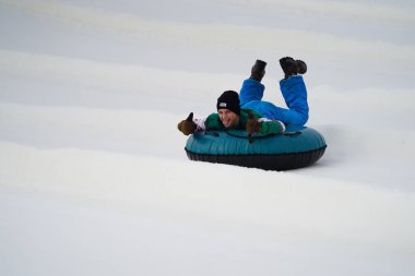 Kewaskum, Wisconsin / ABD - 24 Aralık 2019: Birçok aile ferdi Noel 'den bir gün önce Noel Slalom etkinliği için Sunburst Kış Spor Parkı' na kar borusu dökerek eğlenmeye geldi..  