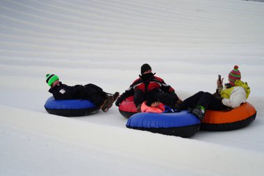 Kewaskum, Wisconsin / ABD - 24 Aralık 2019: Birçok aile ferdi Noel 'den bir gün önce Noel Slalom etkinliği için Sunburst Kış Spor Parkı' na kar borusu dökerek eğlenmeye geldi..  