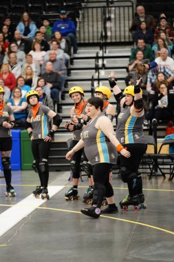 Oshkosh, Wisconsin ABD - 12 Ekim 2020: Yetişkin kadınlar Oshkosh Arena 'da fiziksel temas kurarak Paten Derbisi takımlarında oynayıp birbirleriyle rekabet ediyorlar.