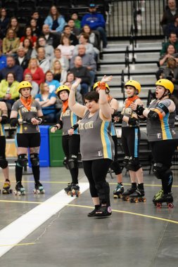 Oshkosh, Wisconsin ABD - 12 Ekim 2020: Yetişkin kadınlar Oshkosh Arena 'da fiziksel temas kurarak Paten Derbisi takımlarında oynayıp birbirleriyle rekabet ediyorlar.