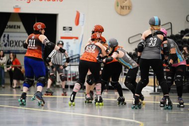 Oshkosh, Wisconsin ABD - 12 Ekim 2020: Yetişkin kadınlar Oshkosh Arena 'da fiziksel temas kurarak Paten Derbisi takımlarında oynayıp birbirleriyle rekabet ediyorlar.