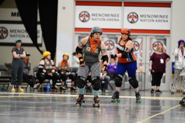 Oshkosh, Wisconsin ABD - 12 Ekim 2020: Yetişkin kadınlar Oshkosh Arena 'da fiziksel temas kurarak Paten Derbisi takımlarında oynayıp birbirleriyle rekabet ediyorlar.