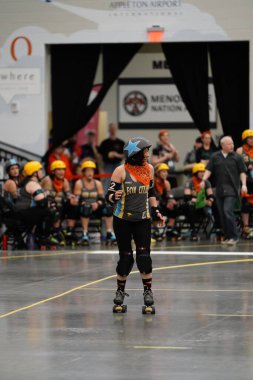 Oshkosh, Wisconsin ABD - 12 Ekim 2020: Yetişkin kadınlar Oshkosh Arena 'da fiziksel temas kurarak Paten Derbisi takımlarında oynayıp birbirleriyle rekabet ediyorlar.