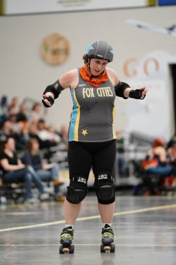 Oshkosh, Wisconsin ABD - 12 Ekim 2020: Yetişkin kadınlar Oshkosh Arena 'da fiziksel temas kurarak Paten Derbisi takımlarında oynayıp birbirleriyle rekabet ediyorlar.