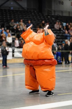 Oshkosh, Wisconsin ABD - 12 Ekim 2020: Yetişkin kadınlar Oshkosh Arena 'da fiziksel temas kurarak Paten Derbisi takımlarında oynayıp birbirleriyle rekabet ediyorlar.