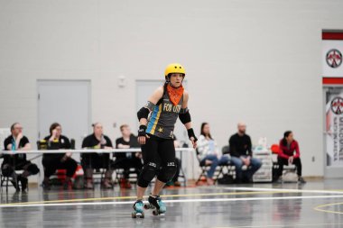 Oshkosh, Wisconsin ABD - 12 Ekim 2020: Yetişkin kadınlar Oshkosh Arena 'da fiziksel temas kurarak Paten Derbisi takımlarında oynayıp birbirleriyle rekabet ediyorlar.