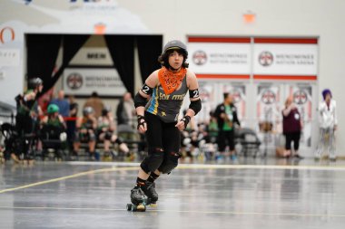 Oshkosh, Wisconsin ABD - 12 Ekim 2020: Yetişkin kadınlar Oshkosh Arena 'da fiziksel temas kurarak Paten Derbisi takımlarında oynayıp birbirleriyle rekabet ediyorlar.