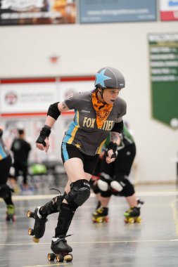 Oshkosh, Wisconsin ABD - 12 Ekim 2020: Yetişkin kadınlar Oshkosh Arena 'da fiziksel temas kurarak Paten Derbisi takımlarında oynayıp birbirleriyle rekabet ediyorlar.