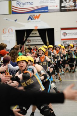 Oshkosh, Wisconsin ABD - 12 Ekim 2020: Yetişkin kadınlar Oshkosh Arena 'da fiziksel temas kurarak Paten Derbisi takımlarında oynayıp birbirleriyle rekabet ediyorlar.