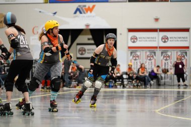 Oshkosh, Wisconsin ABD - 12 Ekim 2020: Yetişkin kadınlar Oshkosh Arena 'da fiziksel temas kurarak Paten Derbisi takımlarında oynayıp birbirleriyle rekabet ediyorlar.