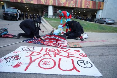 Milwaukee, Wisconsin / ABD - 20 Ağustos 2020: Siyahi yaşamları protesto eden DNC protestocularına karşı yürüyüş koalisyonu.