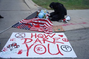Milwaukee, Wisconsin / ABD - 20 Ağustos 2020: Siyahi yaşamları protesto eden DNC protestocularına karşı yürüyüş koalisyonu.