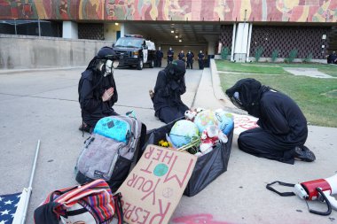 Milwaukee, Wisconsin / ABD - 20 Ağustos 2020: Siyahi yaşamları protesto eden DNC protestocularına karşı yürüyüş koalisyonu.