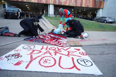 Milwaukee, Wisconsin / ABD - 20 Ağustos 2020: Siyahi yaşamları protesto eden DNC protestocularına karşı yürüyüş koalisyonu.
