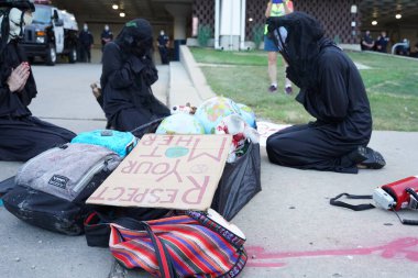 Milwaukee, Wisconsin / ABD - 20 Ağustos 2020: Siyahi yaşamları protesto eden DNC protestocularına karşı yürüyüş koalisyonu.