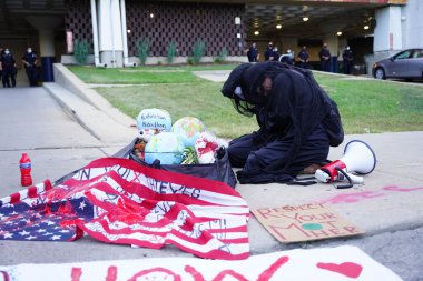 Milwaukee, Wisconsin / ABD - 20 Ağustos 2020: Siyahi yaşamları protesto eden DNC protestocularına karşı yürüyüş koalisyonu.