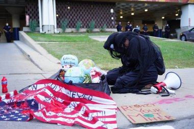 Milwaukee, Wisconsin / ABD - 20 Ağustos 2020: Siyahi yaşamları protesto eden DNC protestocularına karşı yürüyüş koalisyonu.