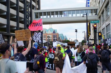Milwaukee, Wisconsin / ABD - 20 Ağustos 2020: Siyahi yaşamları protesto eden DNC protestocularına karşı yürüyüş koalisyonu.