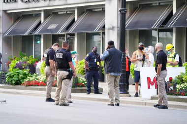 Milwaukee, Wisconsin / ABD - 20 Ağustos 2020: Milwaukee Polis Memurları Siyahların Yaşamlarını İzleme Konusunda Jacob Blake Protestocuları Sokaklarda Yürüyor.