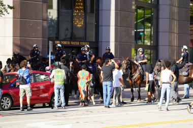 Milwaukee, Wisconsin / ABD - 20 Ağustos 2020: Milwaukee Polis Memurları Siyahların Yaşamlarını İzleme Konusunda Jacob Blake Protestocuları Sokaklarda Yürüyor.