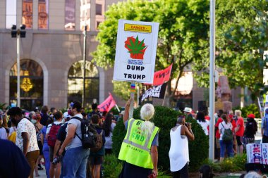 Milwaukee, Wisconsin / ABD - 20 Ağustos 2020: Siyahi yaşamları protesto eden DNC protestocularına karşı yürüyüş koalisyonu.
