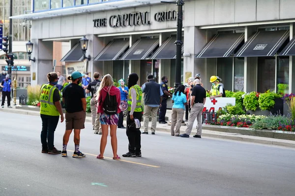 Milwaukee, Wisconsin / ABD - 20 Ağustos 2020: Milwaukee Polis Memurları Siyahların Yaşamlarını İzleme Konusunda Jacob Blake Protestocuları Sokaklarda Yürüyor.