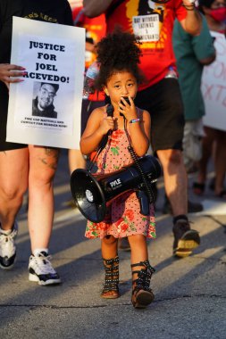 Milwaukee, Wisconsin / ABD - 20 Ağustos 2020: Siyahi yaşamları protesto eden DNC protestocularına karşı yürüyüş koalisyonu.