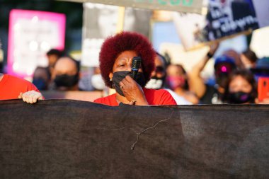 Milwaukee, Wisconsin / ABD - 20 Ağustos 2020: Siyahi yaşamları protesto eden DNC protestocularına karşı yürüyüş koalisyonu.