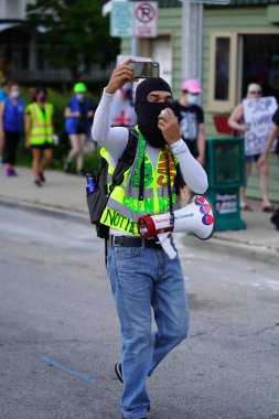 Milwaukee, Wisconsin / ABD - 20 Ağustos 2020: Siyahi yaşamları protesto eden DNC protestocularına karşı yürüyüş koalisyonu.