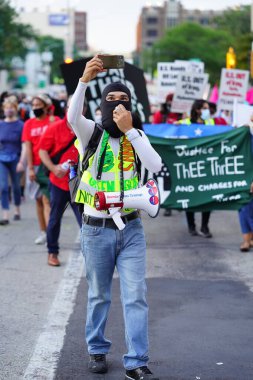 Milwaukee, Wisconsin / ABD - 20 Ağustos 2020: Siyahi yaşamları protesto eden DNC protestocularına karşı yürüyüş koalisyonu.
