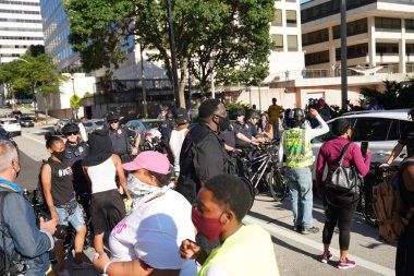 Milwaukee, Wisconsin / ABD - 20 Ağustos 2020: Milwaukee Polis Memurları Siyahların Yaşamlarını İzleme Konusunda Jacob Blake Protestocuları Sokaklarda Yürüyor.