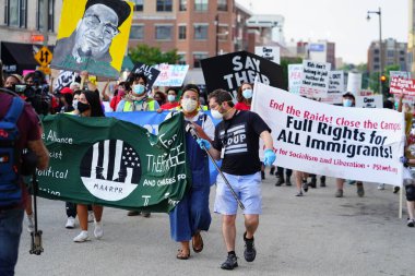 Milwaukee, Wisconsin / ABD - 20 Ağustos 2020: Siyahi yaşamları protesto eden DNC protestocularına karşı yürüyüş koalisyonu.