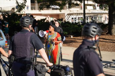 Milwaukee, Wisconsin / ABD - 20 Ağustos 2020: Milwaukee Polis Memurları Siyahların Yaşamlarını İzleme Konusunda Jacob Blake Protestocuları Sokaklarda Yürüyor.