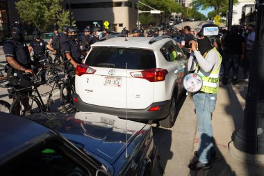 Milwaukee, Wisconsin / ABD - 20 Ağustos 2020: Milwaukee Polis Memurları Siyahların Yaşamlarını İzleme Konusunda Jacob Blake Protestocuları Sokaklarda Yürüyor.