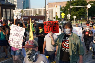 Milwaukee, Wisconsin / ABD - 20 Ağustos 2020: Siyahi yaşamları protesto eden DNC protestocularına karşı yürüyüş koalisyonu.