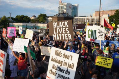 Milwaukee, Wisconsin / ABD - 20 Ağustos 2020: Siyahi yaşamları protesto eden DNC protestocularına karşı yürüyüş koalisyonu.