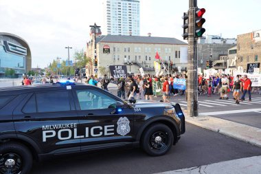 Milwaukee, Wisconsin / ABD - 20 Ağustos 2020: Milwaukee Polis Memurları Siyahların Yaşamlarını İzleme Konusunda Jacob Blake Protestocuları Sokaklarda Yürüyor.