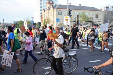 Milwaukee, Wisconsin / ABD - 20 Ağustos 2020: Siyahi yaşamları protesto eden DNC protestocularına karşı yürüyüş koalisyonu.