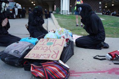 Milwaukee, Wisconsin / ABD - 20 Ağustos 2020: Siyahi yaşamları protesto eden DNC protestocularına karşı yürüyüş koalisyonu.