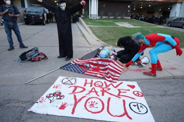 Milwaukee, Wisconsin / ABD - 20 Ağustos 2020: Siyahi yaşamları protesto eden DNC protestocularına karşı yürüyüş koalisyonu.