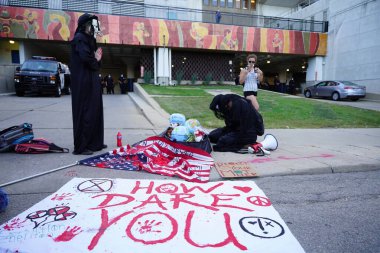 Milwaukee, Wisconsin / ABD - 20 Ağustos 2020: Siyahi yaşamları protesto eden DNC protestocularına karşı yürüyüş koalisyonu.