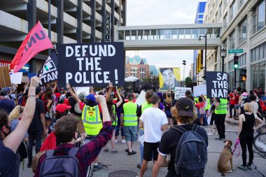 Milwaukee, Wisconsin / ABD - 20 Ağustos 2020: Siyahi yaşamları protesto eden DNC protestocularına karşı yürüyüş koalisyonu.