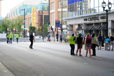 Milwaukee, Wisconsin / ABD - 20 Ağustos 2020: Siyahi yaşamları protesto eden DNC protestocularına karşı yürüyüş koalisyonu.